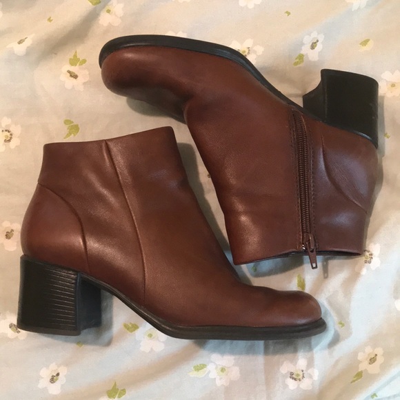 White Mountain Shoes - Brown leather heeled boots